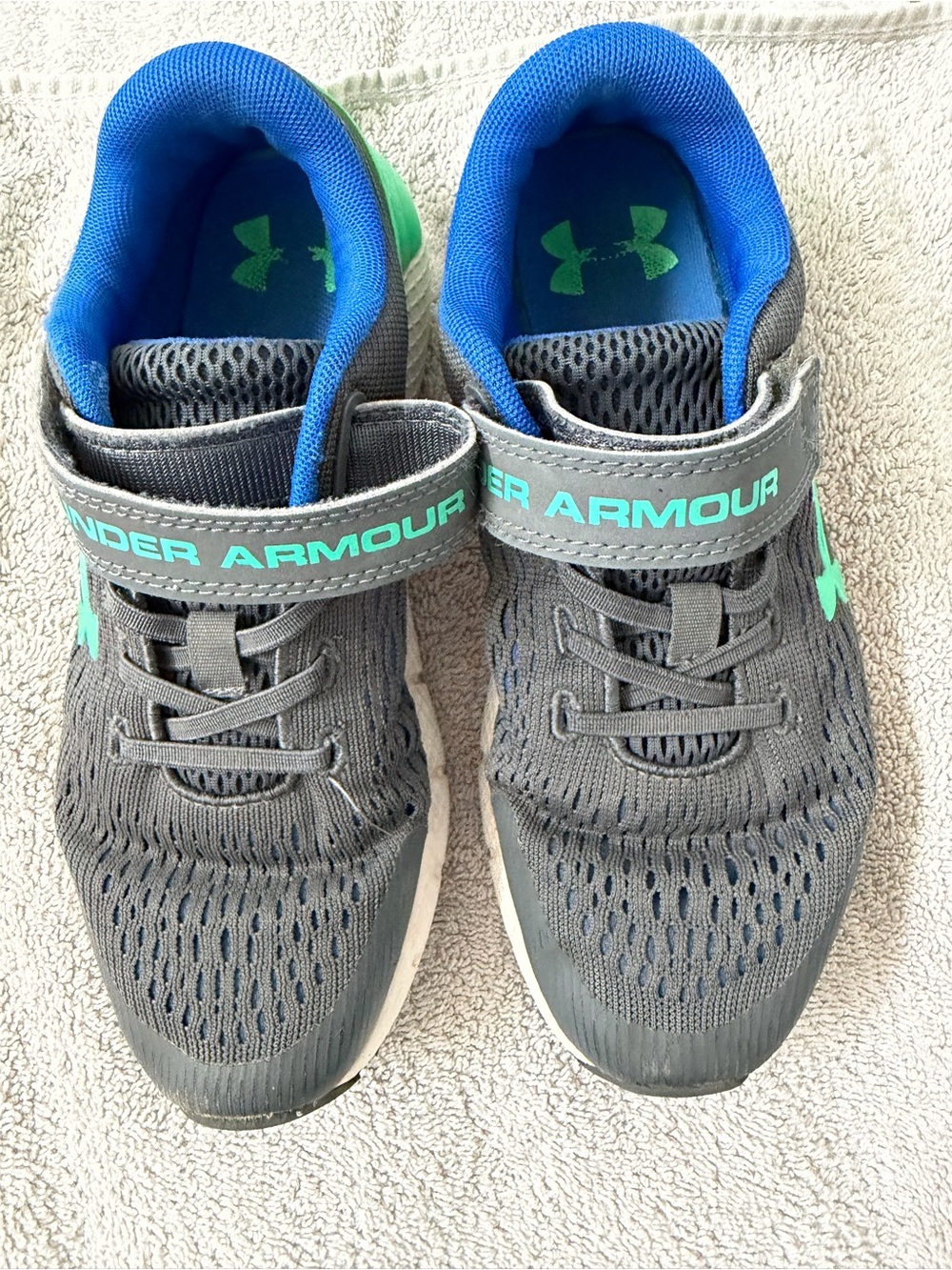Under Armour Kids Gray Sneakers with Blue Lining and Green Logos boys jr size 2